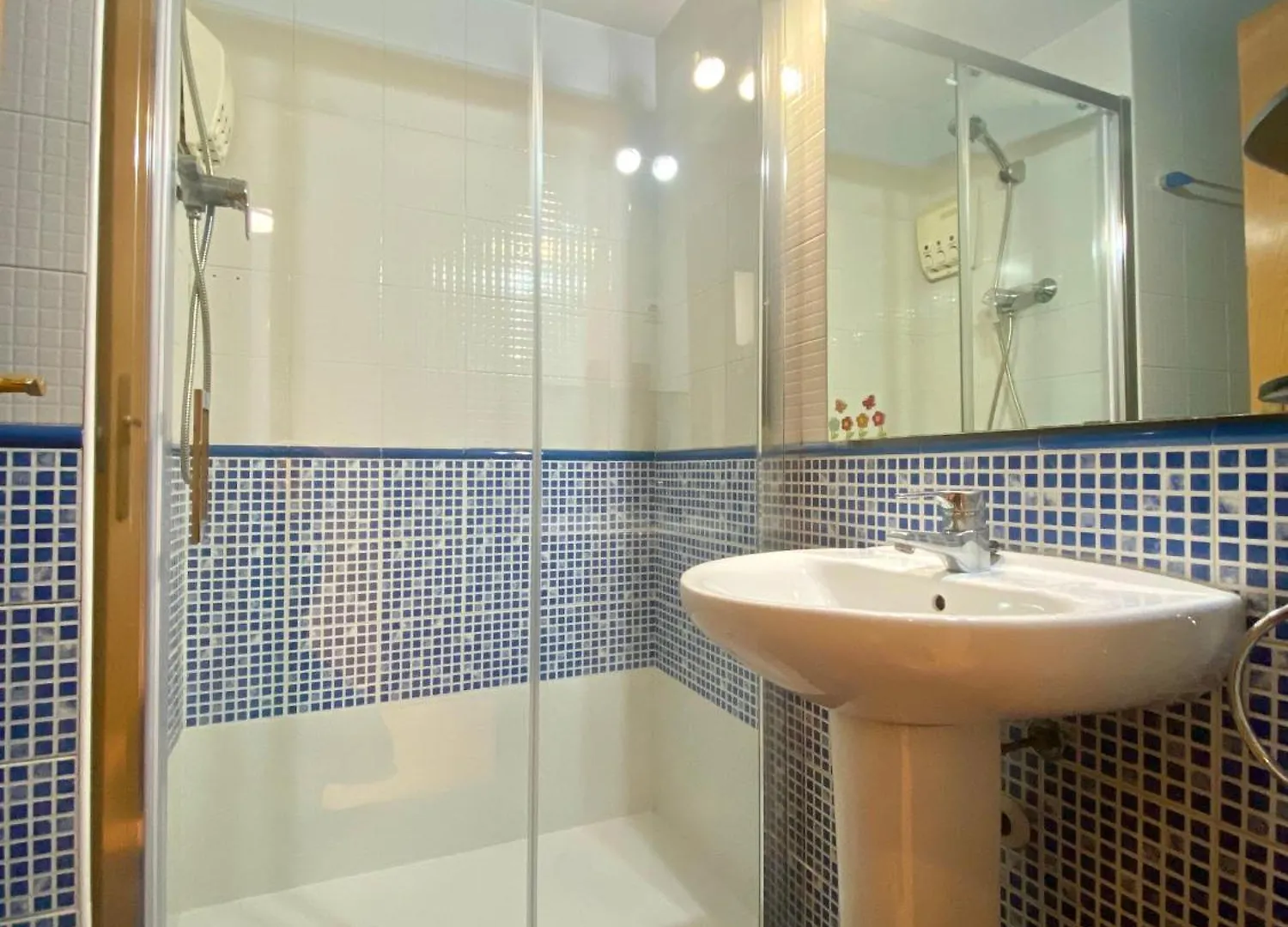Big Family Terrassa Parking And Noise Free Apartment